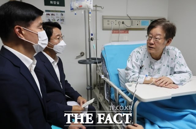 녹색병원은 단식을 마친 정치인들이 회복 치료를 위해 찾는 병원으로도 알려져 있다. 사진은 2023년 9월 28일 당시 이재명 민주당 대표가 단식 후 회복을 위해 입원 중이던 서울 중랑구 녹색병원에서 조정식 사무총장과 이해식 사무부총장으로부터 서울 강서구청장 보궐선거 현황을 보고받는 모습. /이새롬 기자