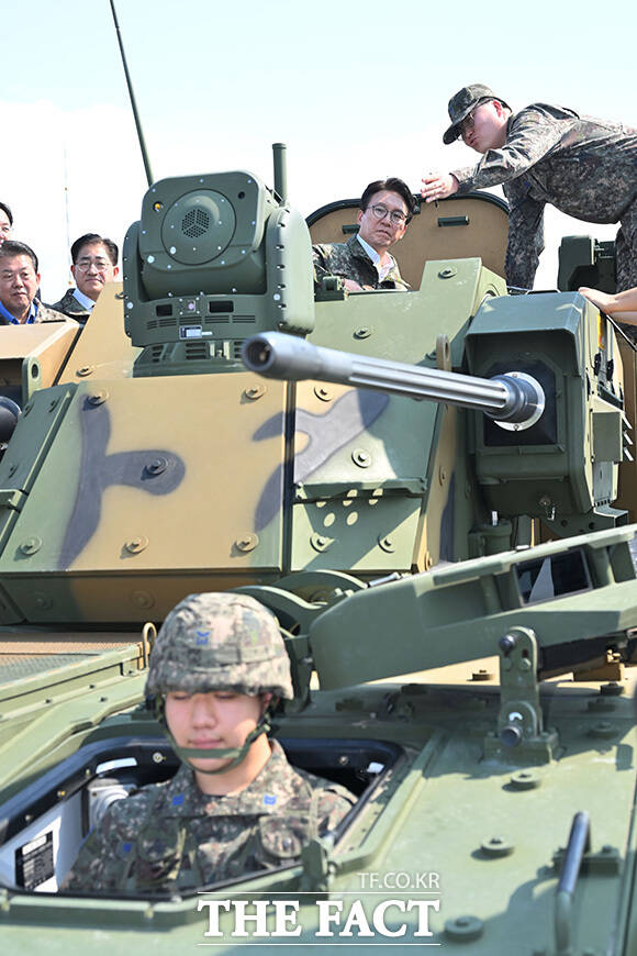 김포 공군부대 방문해 군 장병 격려한 김민석 더불어민주당 대표(앞줄 가운데). /김포=국회사진기자단