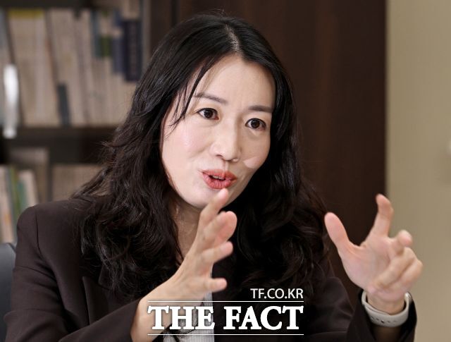 정희선 서울중앙지검 여성아동범죄조사1부 부장검사는 지난 21일 오후 서울 서초구 서울중앙지검 청사에서 <더팩트>와 인터뷰하고 있다. /이새롬 기자