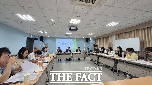 김포문화재단이 지난 17일 '경영평가 TF 회의'를 진행하고 있다. /김포문화재단