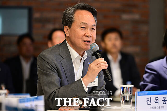진옥동 신한금융그룹 회장이 지난 4월 30일 오후 서울 강남구 팁스타운S6에서 열린 '벤처투차 활성화, 모두의 창업 프로젝트 및 생산적 금융 대전환을 위한 업무협약'에 참석해 발언하고 있다. /남윤호 기자
