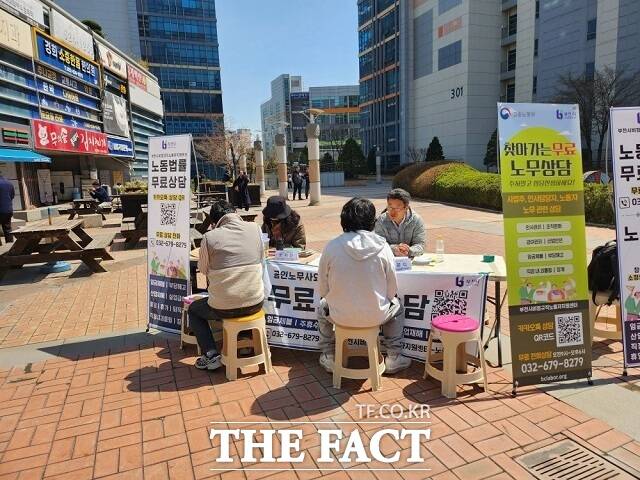 노동자들이 일터로 찾아가는 노동 상담을 받고 있다. /부천시