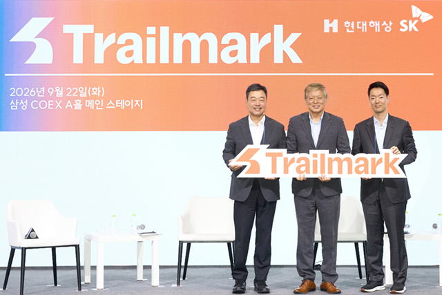 지난 22일 코엑스에서 열린 제3회 사회적가치페스타 스페셜 프로그램 '프로젝트 트레일마크' 발표회에서 (우측 첫번째부터) 현대해상 정경선 CSO, 태재대학교 염재호 총장, SK 수펙스추구협의회 지동섭 SV위원장이 함께 기념촬영을 하고 있다. /현대해상