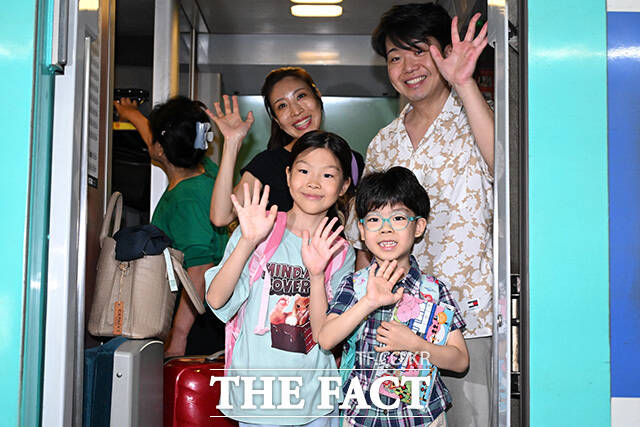 추석 연휴를 하루 앞둔 23일 오전 서울 용산구 용산역에서 귀성길에 오르는 한 가족이 손을 흔들어 보이고 있다. /남용희 기자