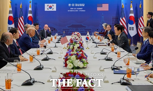 대미 투자에서 한국이 전체 프로젝트 투자금에 대한 총 원리금을 모두 회수할 때까지는 모든 개별 프로젝트의 한미 간 배분비율을 5대 5로 유지하기로 했다. 사진은 지난해 10월 이재명 대통령(오른쪽)과 도널드 트럼프 미국 대통령이 경북 경주 힐튼호텔 그랜드볼룸에서 열린 정상 특별만찬에 참석한 모습이다. /APEC 2025 KOREA한미정상회담
