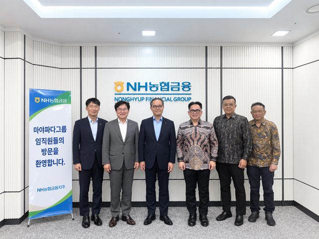 지난 15일 이찬우 NH농협금융지주 회장(왼쪽에서 세 번째)과 치알미 마야파다은행 최고경영자(왼쪽에서 네 번째)가 '인도네시아 마야파다그룹 한국연수' 일환으로 파트너십 진행을 논의한 뒤 기념 촬영하고 있다. /NH농협금융지주