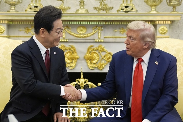 지난해 8월 25일(현지시간) 이재명 대통령(왼쪽)과 도널드 트럼프 미국 대통령이 미국 워싱턴D.C. 백악관에서 첫 한미 정상회담을 진행했다. /AP. 뉴시스.