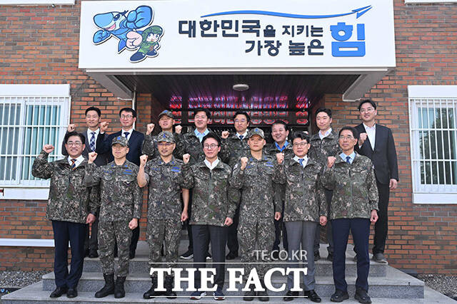 김포 공군부대 방문해 군 장병 격려한 김민석 더불어민주당 대표(앞줄 가운데). /김포=국회사진기자단