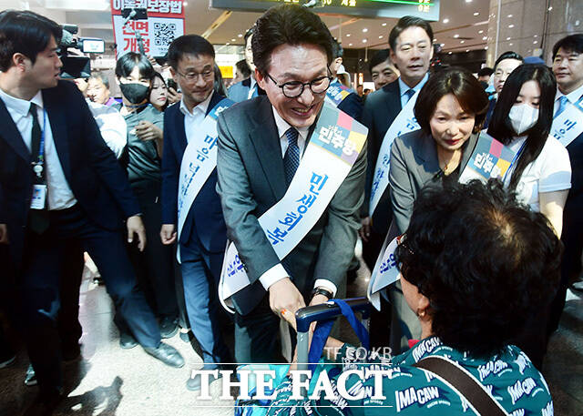 용산역 찾아 추석 귀성객들에게 인사하는 더불어민주당 김민석 대표(왼쪽)와 한병도 원내대표 및 지도부들.
