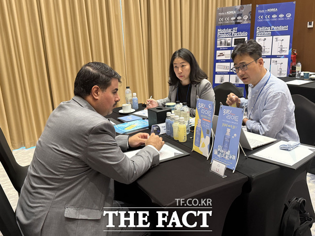 성남시가 주최한 수출상담회에서 해외 바이어가 성남 지역 기업 관계자로부터 제품 설명을 듣고 있다. /성남시