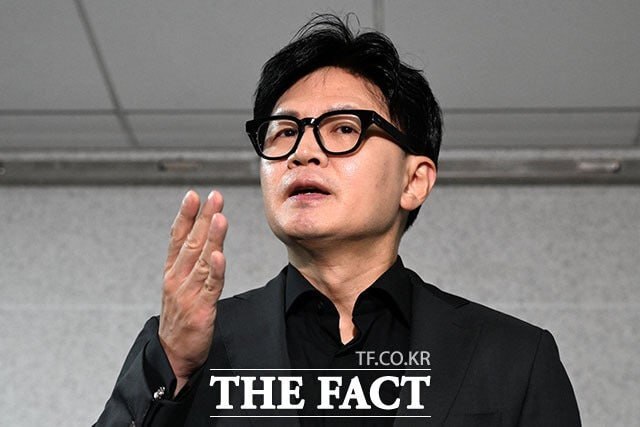 한동훈 무소속 의원이 김승원 전 법무부 장관 후보자를 둘러싼 공세 수위를 높이며 정치적 존재감이 한층 커졌다는 평가가 나온다. 사진은 한 의원이 지난 15일 오후 서울 여의도 국회 의원회관에서 기자회견을 열고 발언하는 모습./서예원 기자