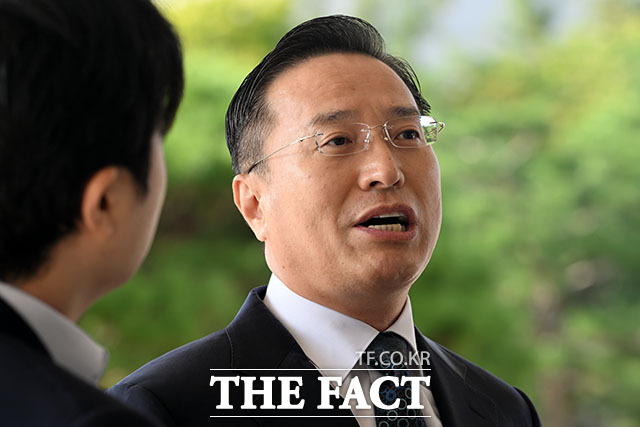 이정현 검찰총장 직무대행이 23일 오전 서울 서초구 대검찰청에 출근하며 취재진의 질문에 답변하고 있다. /서예원 기자