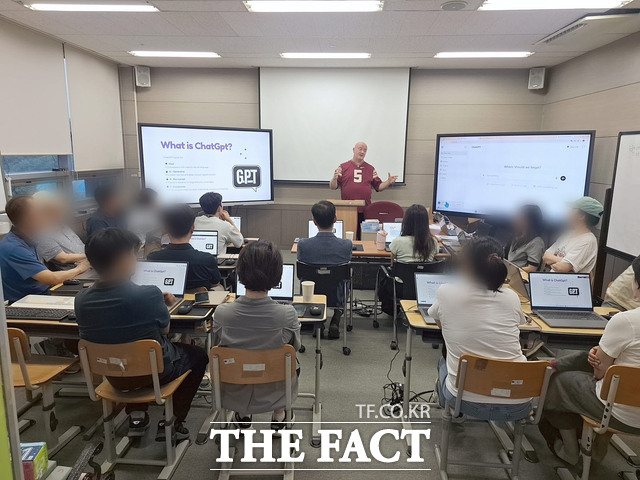 평택시국제교류재단이 운영한 'AI 영어 스마트 오피스' 프로그램에서 참가자들이 챗GPT를 활용한 실무 영어교육을 받고 있다. /평택시