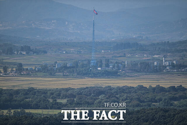 서부전선 비무장지대(DMZ)에서 지뢰 추정 폭발 사고가 발생한 가운데 24일 경기 파주 일대에서 바라본 북한 개성특별시 기정동 마을에 적막감이 맴돌고 있다. /파주=남윤호 기자