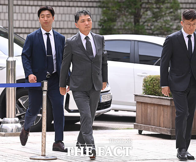 SM엔터테인먼트 시세조종 혐의로 1심에서 무죄를 선고받은 김범수 카카오 미래이니셔티브센터장이 지난달 24일 오후 서울고등법원에서 열린 항소심 1차 공판에 출석하고 있다. /남윤호 기자