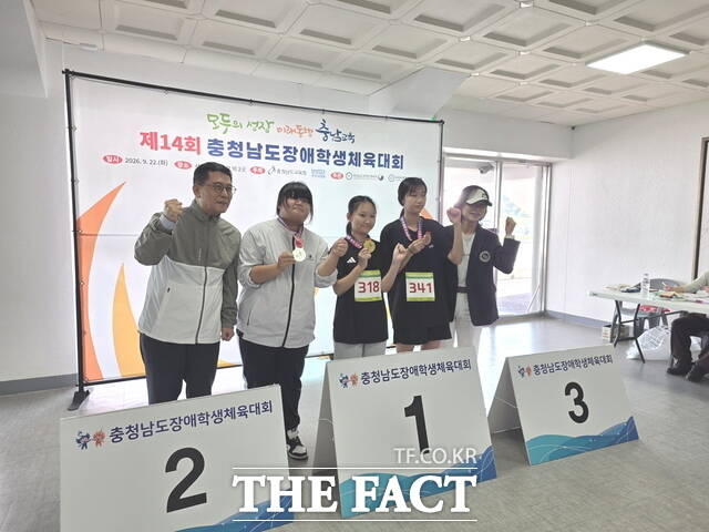 '제14회 충남장애학생체육대회'에서 메달을 수상한 천안시 선수단이 기념 촬영을 하고 있다. /천안교육지원청