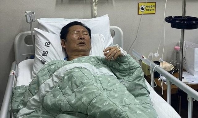 정청래 전 더불어민주당 대표가 피로 누적으로 병원에 입원했다. 사진은 정 전 대표가 자신의 사회관계망서비스(SNS)에 공개한 입원 당시 모습. /정 전 대표 SNS 갈무리