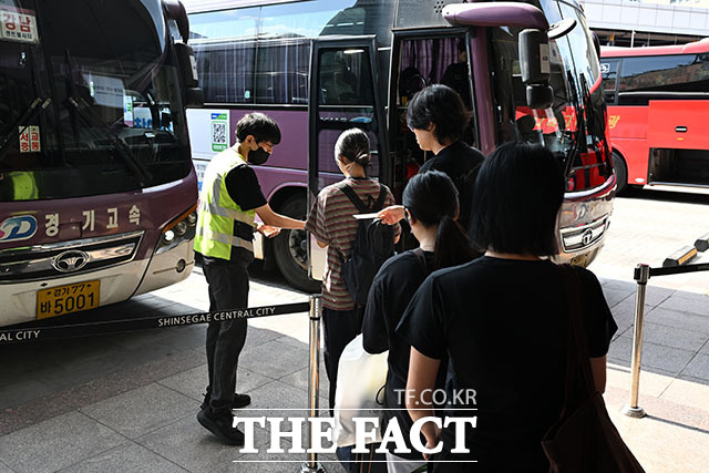 귀성객들이 양 손에 포장된 선물 꾸러미를 들고 발걸음을 옮기고 있다.