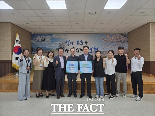 당진시 면천면 지역사회보장협의체가 22일 저소득 초·중생 19명에게 상품권을 전달했다. /당진시