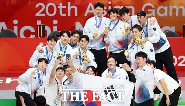 한국 남자농구 대표팀이 아시안게임 결승전을 앞두고 겪은 '버스 노쇼' 사태에 대해 대회 조직위원회가 자신들의 실수였음을 인정했다. 사진은 한국 남자농구 대표팀이 지난 20일 일본 아이치현 나고야시 아이치 인터내셔널 아레나에서 열린 남자 농구 시상식에서 금메달을 목에 건 뒤 기념 촬영을 하고 있는 모습. /AP. 뉴시스