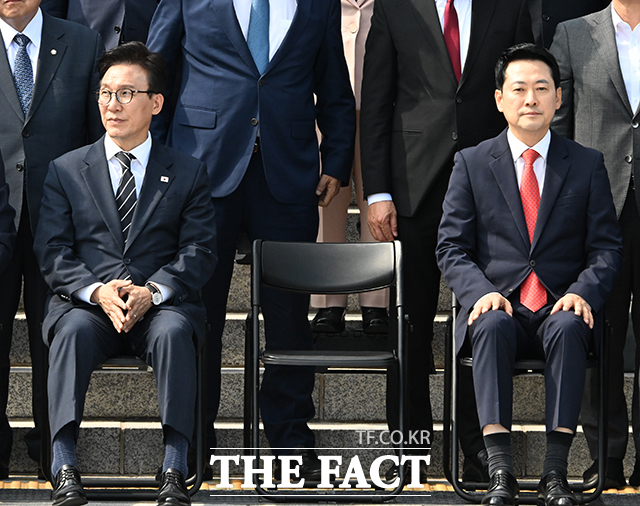 정치 콘텐츠의 수익 구조를 문제 삼는 목소리도 나왔다. 조회 수와 구독자, 후원금 등이 수익으로 연결되는 만큼 분노와 적대감을 자극하는 콘텐츠를 생산할 유인이 있다는 지적이다. 사진은 3일 오후 서울 여의도 국회 본관 앞에서 22대 국회 후반기 정기국회 개원을 기념하는 단체사진 촬영을 기다리고 있는 김민석 더불어민주당 대표(왼쪽)와 장동혁 국민의힘 대표. /더팩트 DB