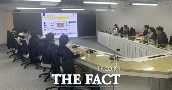 18일 경기도청사에서 열린 '2026년 AI 기반 디지털 트윈 선도 사업 추진회의' 참석자들이 화성·평택 시범지역 내 고병원성 조류인플루엔자 방역 의사결정 지원시스템 구축 현황 등을 논의하고 있다. /경기도