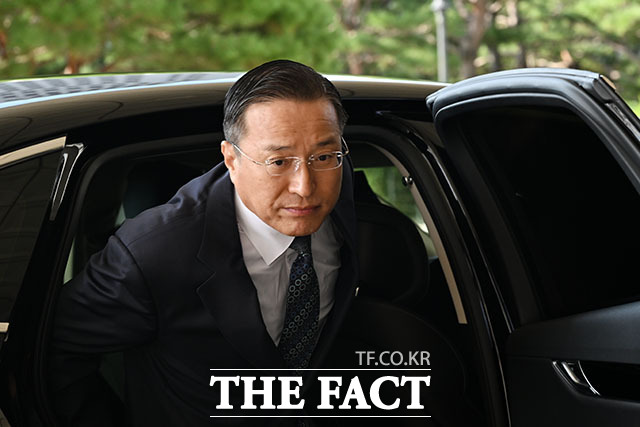 이정현 검찰총장 직무대행이 23일 오전 서울 서초구 대검찰청에 출근하며 취재진의 질문에 답변하고 있다. /서예원 기자