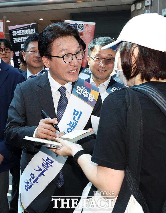 용산역 찾아 추석 귀성객들에게 인사하는 더불어민주당 김민석 대표(왼쪽)와 한병도 원내대표 및 지도부들.