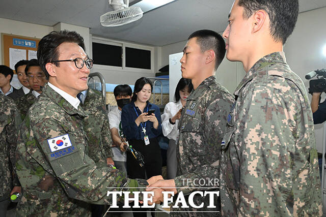 김민석 더불어민주당 대표(왼쪽)가 23일 오후 경기도 김포 인근의 공군 부대를 방문해 전입 신병들과 악수하고 있다. /김포=국회사진기자단