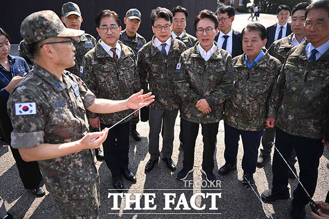 김포 공군부대 방문해 군 장병 격려한 김민석 더불어민주당 대표(앞줄 가운데). /김포=국회사진기자단