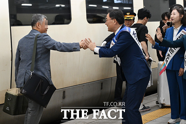 귀성객들에게 인사하는 조국혁신당 신장식 대표와 김준형 원내대표 등 의원들.