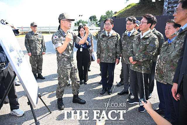 김포 공군부대 방문해 군 장병 격려한 김민석 더불어민주당 대표(앞줄 가운데). /김포=국회사진기자단