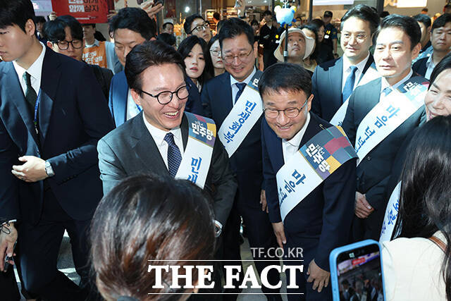 용산역 찾아 추석 귀성객들에게 인사하는 더불어민주당 김민석 대표(왼쪽)와 한병도 원내대표 및 지도부들.