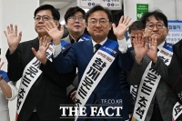  용산역 찾아 귀성객들에게 인사하는 조국혁신당 [TF사진관]