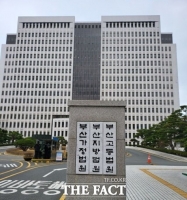  시험지 훔쳐 AI로 답 찾고 손바닥에 적은 수험생…징역형 집유