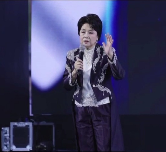 지금 제 머리를 이렇게 어지럽게 만들었어요. 젊은 아가씨가 노래가 뭔지 삶이 뭔지도 모르는 아가씨인거 같아요. 제 앞에 저저 선수 선수라, 저저 선수 선수라고 내보내지 말아주세요, 앞으로. /유튜브 캡처