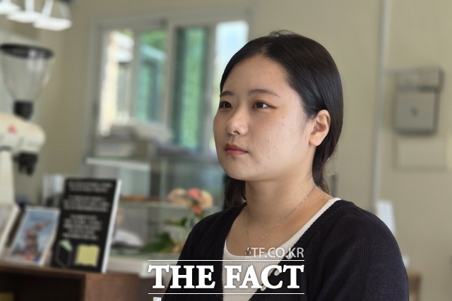 박지현 전 더불어민주당 비상대책위원장이 22일 강원도 원주시에 있는 북카페 '더 멀리'에서 <더팩트>와 인터뷰하고 있다. 그는 창업한 지 한 달이 됐다며 자영업자의 고충을 알게 됐다고 밝혔다. /원주=이철영 기자