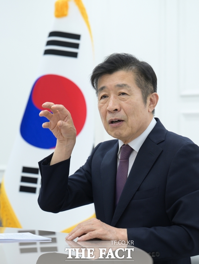 전성수 서초구청장이 22일 서울 서초구청 집무실에서 <더팩트>와 인터뷰하고 있다. /박헌우 기자