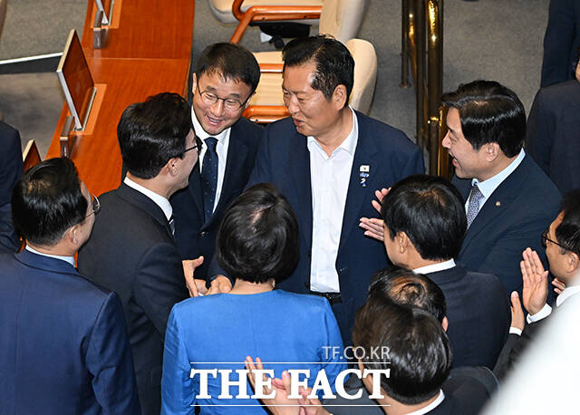 중앙선관위가 당원명부를 관리하면서 중복 여부를 확인하는 방안이 거론되지만, 국가기관이 정당의 당원 자격과 명부를 직접 관리하는 방식은 정당의 자율성과 충돌할 수 있다는 반론도 있다. 사진은 김민석 더불어민주당 대표가 7일 오전 서울 여의도 국회에서 열린 본회의에 참석해 교섭단체 대표연설을 마친 뒤 정청래 전 대표를 비롯한 여당 의원들과 인사를 하는 모습. /배정한 기자