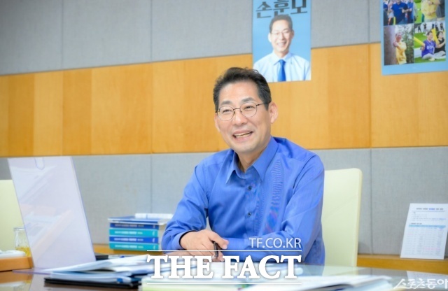 취임 3개월여를 맞는 손훈모 순천시장은 <더팩트>와의 서면 인터뷰를 통해 4년 뒤 참 열심히 했어, 운도 좋았어, 덕분에 순천이 너무나 살기 좋아졌어라는 말을 듣는다면 더 바랄 게 없을 것 같다고 밝혔다. /순천시