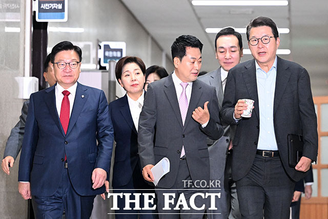 정당법 제36조에 따라 선관위가 정당에 보고나 자료 제출을 요구할 수 있지만, 당원명부는 그 대상에서 제외돼 있다. 사진은 장 대표와 정점식 원내대표가 17일 오전 서울 여의도 국회에서 최고위원회의에 참석하기 위해 회의실로 향하는 모습. /서예원 기자