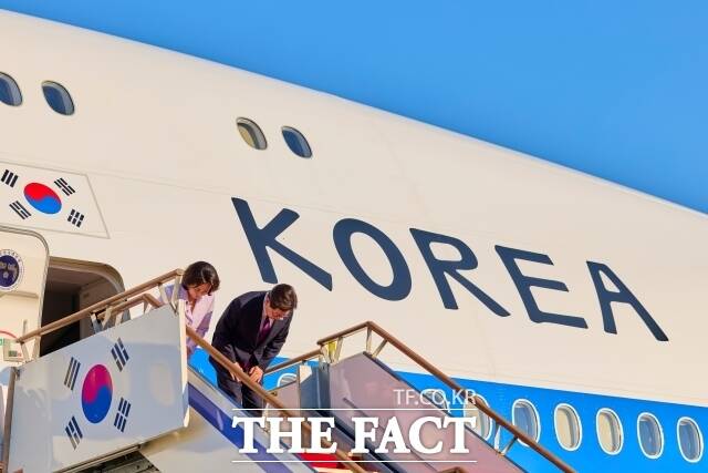이재명 대통령은 23일(현지시간) 유엔(UN) 총회 참석을 위한 2박 3일 간의 미국 출장 일정을 마치고 멕시코 국빈방문을 위해 출국했다. 이 대통령과 영부인 김혜경 여사가 21일 경기도 성남시 서울공항에서 공군1호기에 올라 인사하고 있다. /청와대