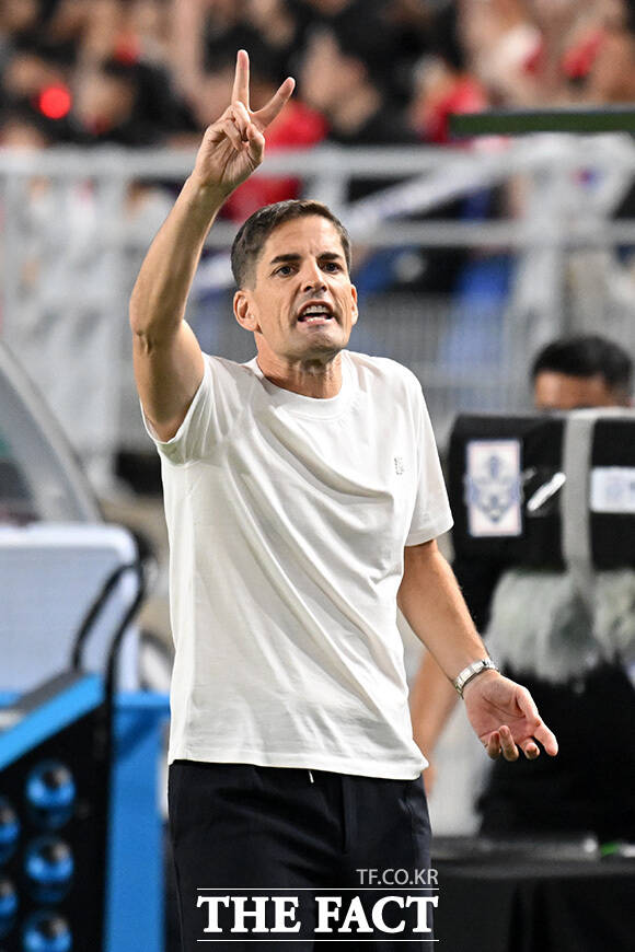 '새 사령탑 첫 경기' 경기장 바라보는 로베르토 모레노 한국 축구 대표팀 임시 감독.