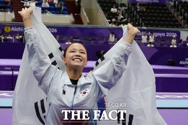 한국 기계체조 간판 여서정이 24일 일본 나고야 종합체육관에서 열린 2026 아이치·나고야 아시안게임 여자 기계체조 개인 결선 도마에서 금메달을 획득했다. 사진은 이날 금메달을 차지하고 기뻐하고 있는 모습. /뉴시스