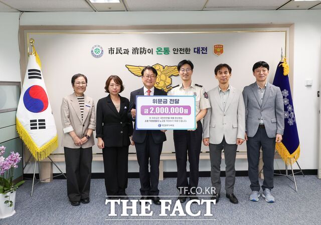 23일 오석진 대전시교육감이 추석 명절을 앞두고 대전소방본부를 방문해 노고를 격려하며 위문금을 전달하고 있다. /대전시교육청
