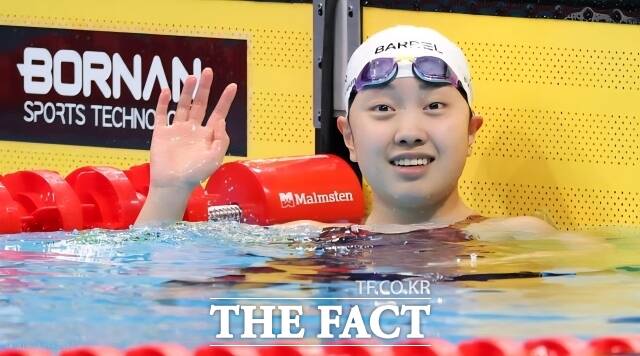 한국 수영 대표팀 박시은이 2026 아이치·나고야 아시안게임 여자 평형 200m에서 한국 신기록을 세우며 은메달을 목에 걸었다. 사진은 앞선 20일 관중석을 향해 인사하고 있는 모습이다. /뉴시스