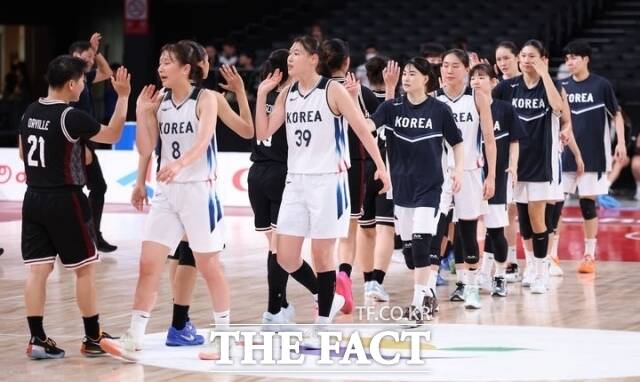 한국 여자 농구 대표팀이 24일(현지시각) 일본 아이치현 나고야시 아이치 인터내셔널 아레나에서 열린 2026 아이치·나고야 아시안게임 여자 농구 8강전에서 인도네시아를 제치고 4강 진출에 성공했다. /뉴시스