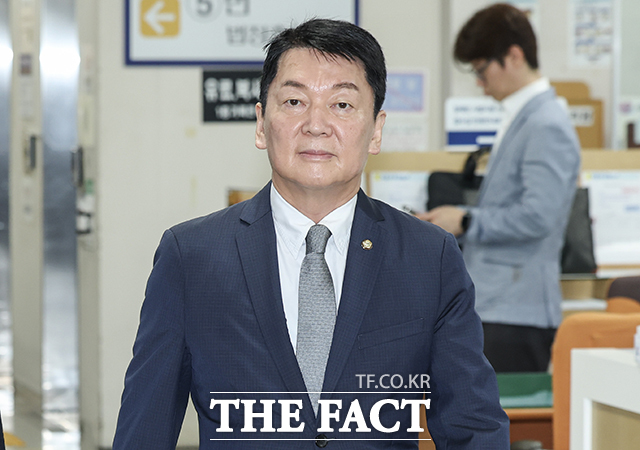 안철수 국민의힘 의원이 우크라이나군에 생포된 북한군 포로 2명의 한국행이 젤렌스키 대통령을 통해 알려진 것을 두고 