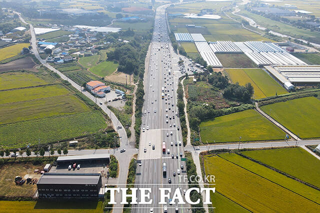 추석 연휴 첫날인 24일 오전 충남 천안시 연곡졸음쉼터 인근 경부고속도로 부산 방향의 교통량이 증가하고 있다. /천안=김성렬 기자