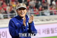  환한 미소로 팬들에게 인사하는 이강인 [포토]